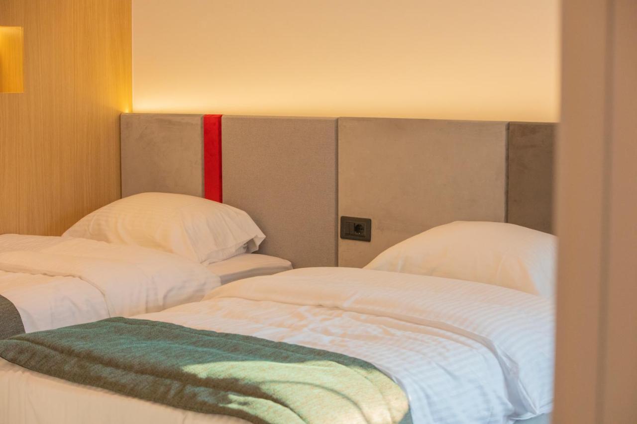 Benelux Hotel Peja Kültér fotó