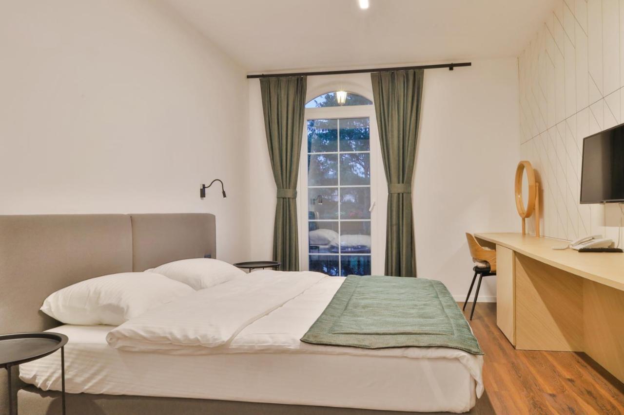 Benelux Hotel Peja Kültér fotó