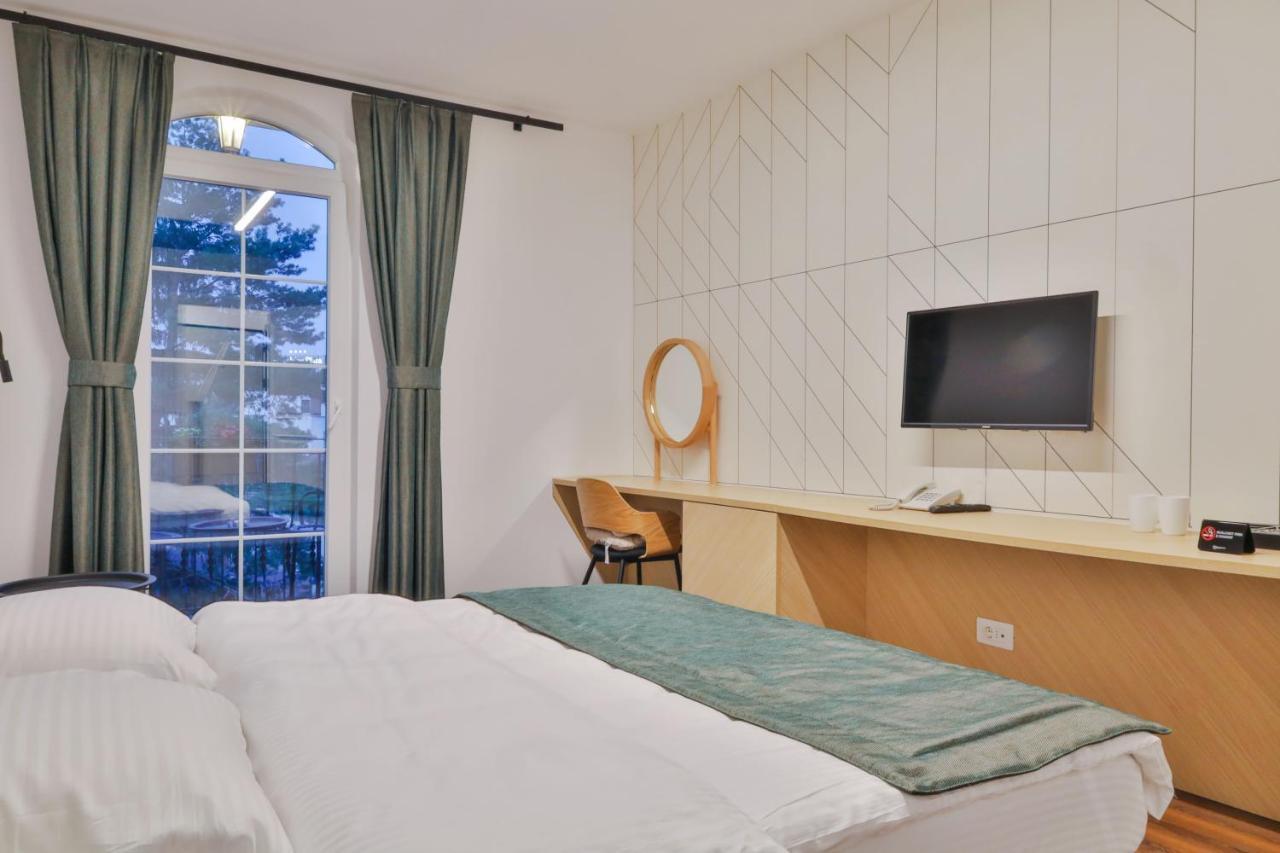 Benelux Hotel Peja Kültér fotó
